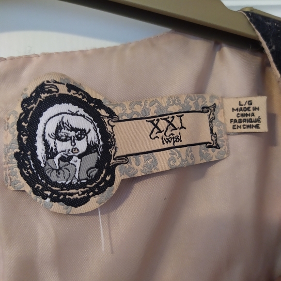 Black Lace Overlay Sleeveless Dress - Picture 2 of 7